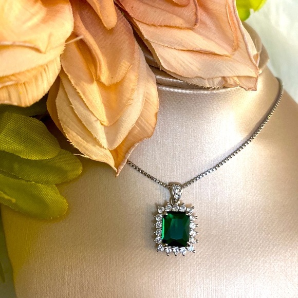 Emerald Green Birthstone Gemstone And Diamond Pendant Necklace New!